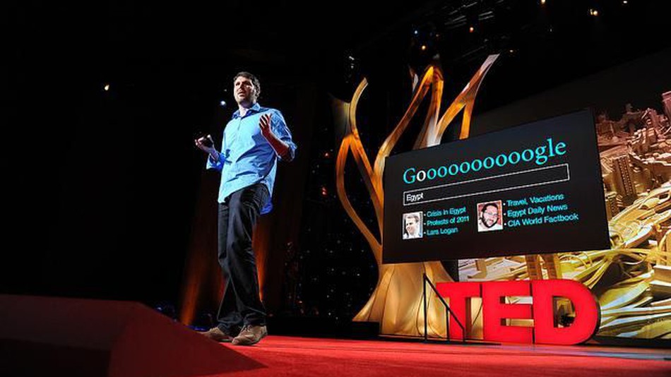Muitas apresentações do TED usam slides escuros. Foto de James Duncan Davidson/TED